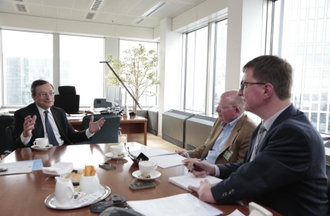 Il Presidente Draghi durante l'intervista a De Telegraaf